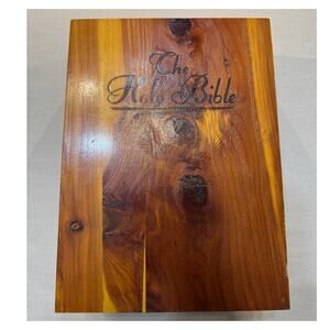Vintage Memorial Edition Holy Bible Illustrated Cedar Box Union Made‎ Fenton MO